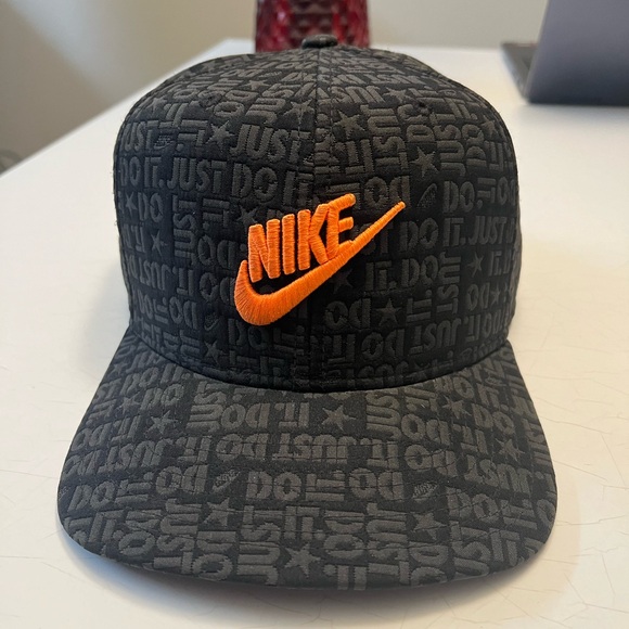 Men’s cap bundle. - Picture 3 of 6